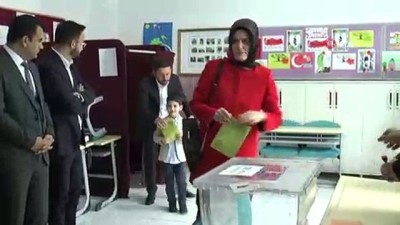 gorece -  AK Parti Belediye Başkan adayı Arı oyunu 5 yaşındaki oğluyla kullandı  Videosu