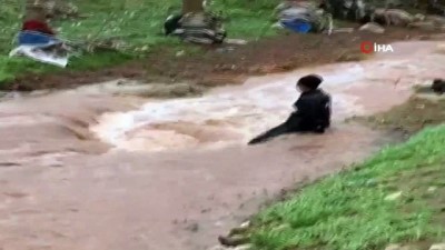 infaz koruma -  Araban’da aşırı yağışlar sele neden oldu... 2 kişi sele kapılarak kayboldu Videosu