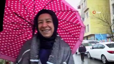  Aşırı yağmura rağmen oy kullanmaya gittiler 