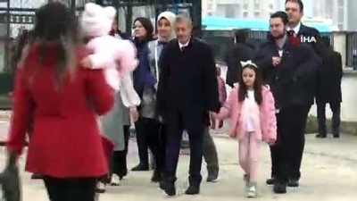muhtarlik secimi -  Başkan Mehmet Tahmazoğlu ailesiyle birlikte oyunu kullandı  Videosu