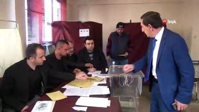  Bu sandıkta muhtarlık için baba oğul yarışıyor 