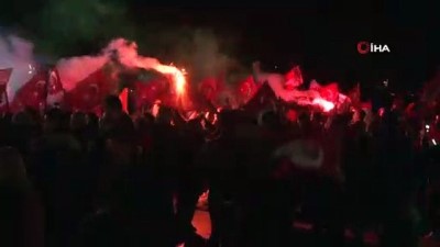  CHP'liler Cumhuriyet Meydanı'nda kutlama yaptı