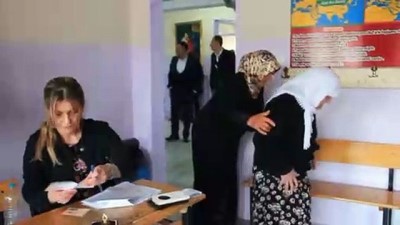 Demirci'nin en yaşlı seçmeni oyunu kullandı - MANİSA