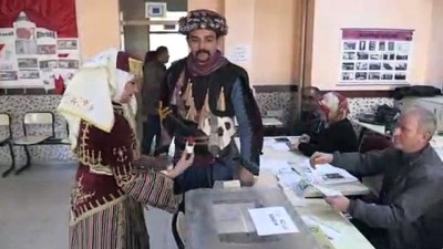 vatandaslik - 'Efe kıyafeti' ile oy kullandılar - AYDIN  Videosu