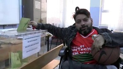 bedensel engelliler - Engelli sporcular basketbol toplarıyla sandık başına gitti - DİYARBAKIR  Videosu