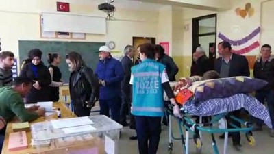 talak - Felçli Tahsin Kocabaş, hasta yatağıyla sandığa giderek oy kullandı - DÜZCE  Videosu