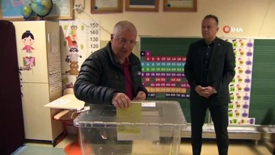  Genelkurmay Başkanı Yaşar Güler oyunu kullandı 