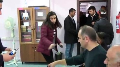 ulalar -  İlk kez oy kullanmanın heyecanını yaşadılar Videosu