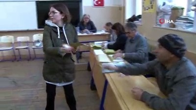 kamu calisani -  İzmir’de vatandaşlar oy kullanmaya başladı  Videosu