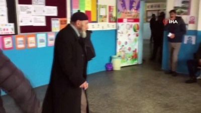  Kar yağışı altında oy kullanmaya gittiler 