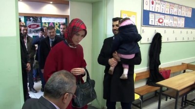 oy kullanimi -  Selçuk Bayraktar ve Sümeyye Erdoğan Bayraktar birlikte oy kullandı  Videosu