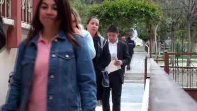 vatandaslik - Türkiye sandık başında - Engelli vatandaşlar oyunu evinde kullandı - ANKARA Videosu