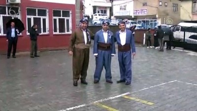 Türkiye sandık başında - Yöresel kıyafetlerle oy kullandılar - HAKKARİ 
