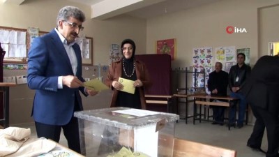  Van Valisi Bilmez eşiyle birlikte oyunu kullandı 