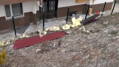  Yozgat’ta şiddetli rüzgar evin çatısını uçurdu, panoları söktü 