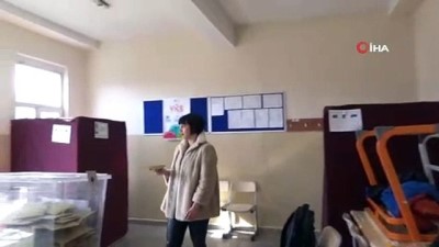  Zehra Çilingiroğlu'da annesi gibi seçim mührünü kabinde unuttu