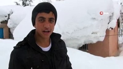 Bitlis'te tek katlı evler kardan kayboldu 