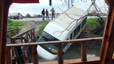 sanayi sitesi -  El freni tutmayan minibüs Manavgat ırmağına uçtu Videosu