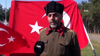  Elindeki Türk bayrağıyla Çanakkale Zaferinin 104. Yılı için İstanbul’dan Çanakkale’ye yürüyor