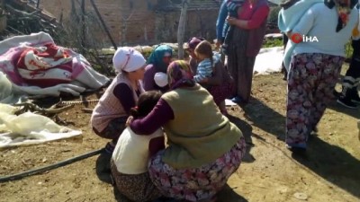  Evlerinin yanışını çaresizlik içinde izlediler