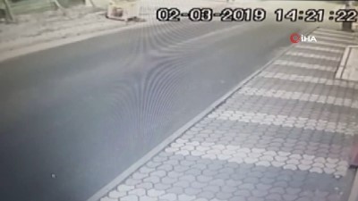  Otomobil ile motosikletin çarpıştığı kaza kamerada: 2 yaralı 