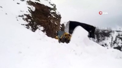  Siirt'te çığ düştü, köy yolu ulaşıma kapandı 