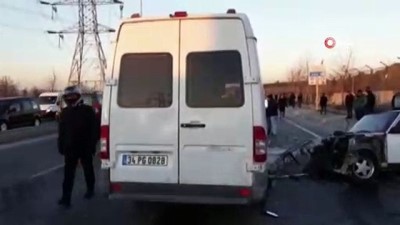  Ters yönde giden otomobil önce kamyona ardından minibüse çarptı: 4 yaralı