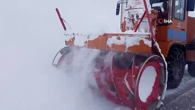  Van-Bahçesaray yolunda kar kalınlığı yer yer 6 metreyi buldu 