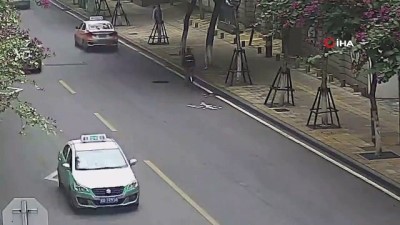  - Yaşlı Adamın Parası Yola Saçıldı, İnsanlar Parayı Korudu 