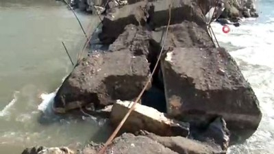  Yıkılan köprü tehlike saçıyor 