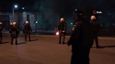 anarsist grup -  - Yunanistan’da Türk Başkonsolosluğuna molotofkokteylli saldırı  Videosu