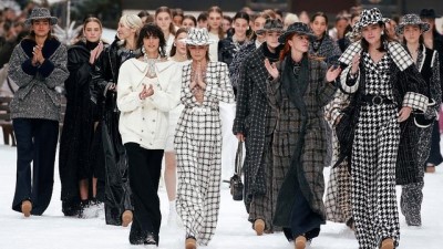 moda haftasi - Chanel'den hayatını kaybeden modacı Lagerfeld için saygı duruşu Videosu