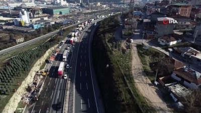 tir dorsesi -  Yanan kağıt yüklü TIR'ın TEM'de oluşturduğu trafik havadan görüntülendi Videosu