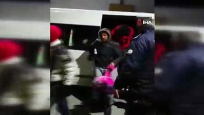 akalan -  15 kişilik minibüste 39 göçmen çıktı  Videosu