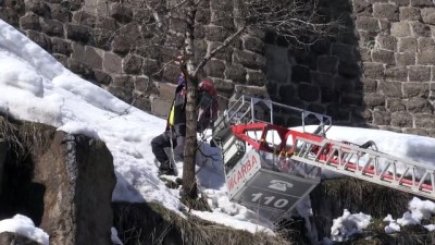 itfaiye merdiveni - Dağcılar kalede kar temizliği yaptı - BİTLİS Videosu