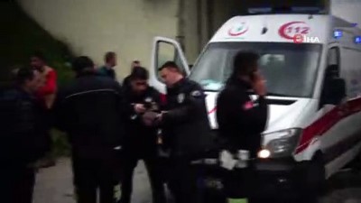 emniyet seridi -  Pendik’te park halindeki minibüse arkadan çarpan sürücü ağır yaralandı  Videosu