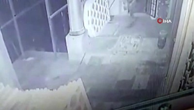 yabanci hirsiz -  Tarihi Yeni Cami'de hırsızlık yapan zanlı, kameralara yansıdı  Videosu