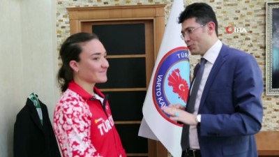 altin madalya - Tek ayakkabıyla Avrupa şampiyonluğuna  Videosu