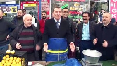 pazarci -  AK Parti Zeytinburnu Adayı Ömer Arısoy pazarcı önlüğünü giyerek satış yaptı  Videosu