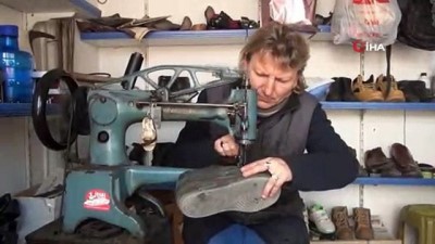 ayakkabi tamircisi -  Eşinden öğrendiği meslekte bölgenin tek kadın ayakkabı tamircisi oldu  Videosu