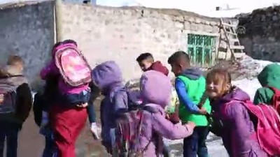 akulu araba - Fedakar anne engelli kızını okula sırtında taşıyor - KARS  Videosu