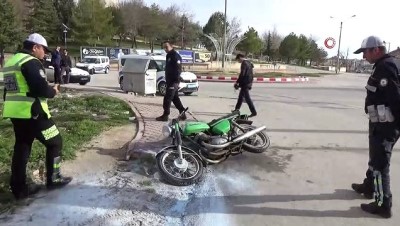 sondurme tupu -  Sahibi tarafından ateşe verilen motosikleti polis söndürdü  Videosu