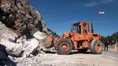 karayollari -  Yola yuvarlanan dev kayalar parçalanıp kepçelerle taşındı Videosu