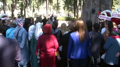 anit mezar -  Ayşen Zeybekci'den Zübeyde Hanım'ın anıt mezarına çelenk Videosu