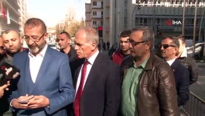 yargi sureci -  Bayrağını Sevenler Platformu sahte senetten mahkemelik olan Mansur Yavaş'ı protesto etti Videosu