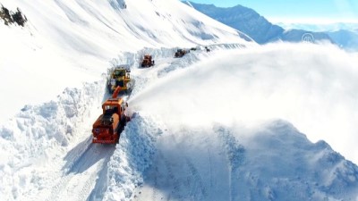 karla mucadele - Çığ tehlikesini göz ardı ederek zirvedeki yolları açıyorlar - VAN  Videosu