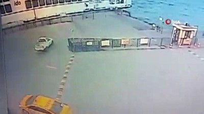 vapur iskelesi -  Eminönü'nde aracın denize uçma anı kamerada  Videosu