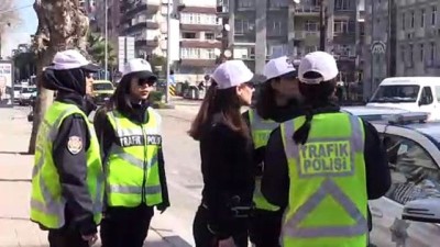 trafik polisi - Hatay'da trafiğe yön veren kadın polisler  Videosu