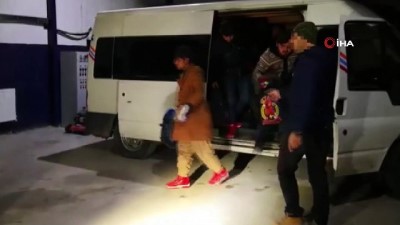 akalan -  Jandarma saya saya bitiremedi... Şüphe üzerine durdurulan minibüsten 55 kaçak göçmen çıktı  Videosu