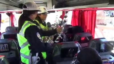 kadinlar gunu -  Kadın sürücüler trafik polisleri tarafından karanfillerle karşılandı  Videosu